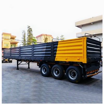 Semi-reboque para transporte de mercadorias a granel com parede lateral alta e vários eixos na parede lateral de queda