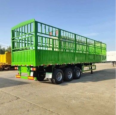 Semi-reboque de 28 t com vedação lateral de eixo WS para transporte de animais