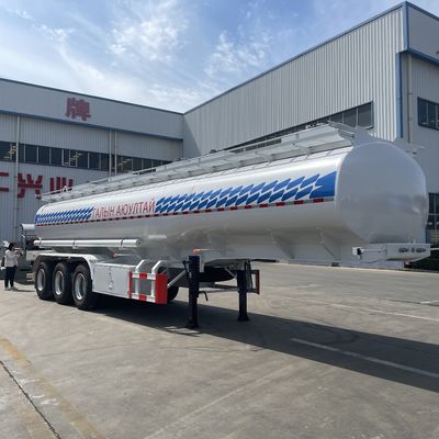 Exportação de 3 semi-reboques de tanques de combustível de óleo com eixo com carga útil máxima de 60000 kg e aro 9.0-22.5