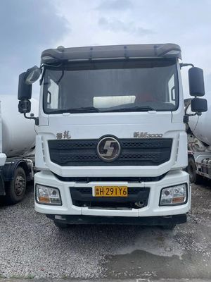 Trilhos leves usados com cadeiras em fila dupla para transporte econômico
